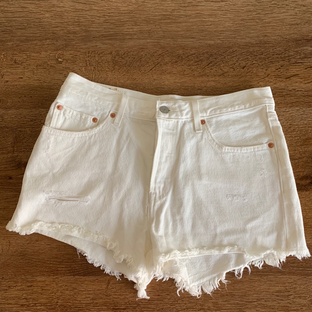 Never worn white Levi shorts